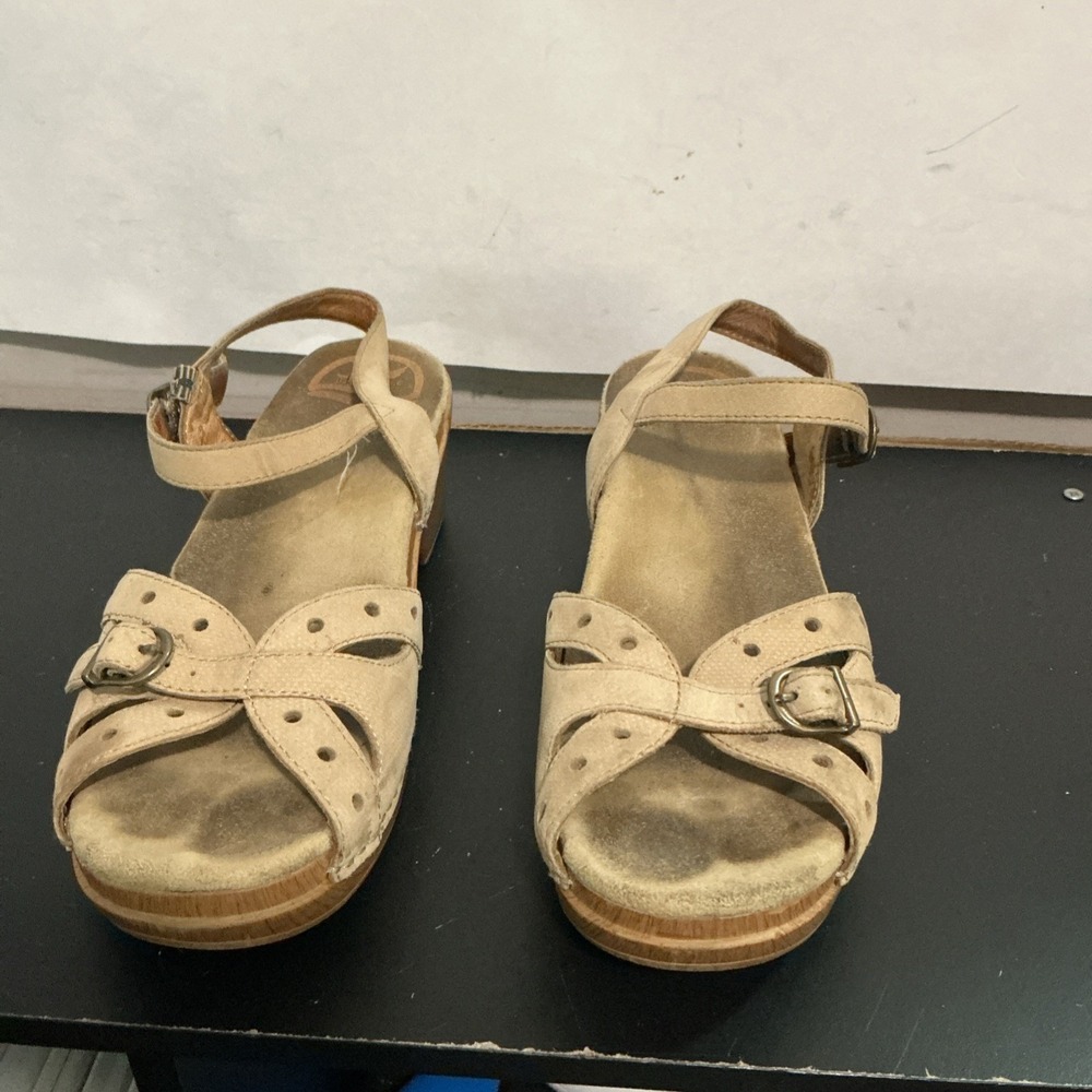 Dansko Sissy Strappy Leather Sandal Women 39 Beige Boho Hippie Minimalist STAINS